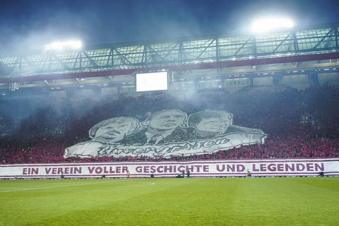 Kaiserslauterns Fans halten zu Spielbeginn ein Transparent mit der Aufschrift „Ein Verein voller Geschichte und Legenden“ in die Höhe. 