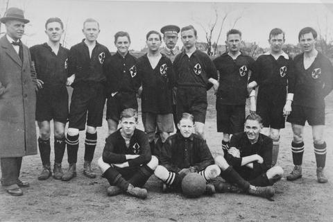 Dr. Wilhelm Ensgraber (3.v.r) mit dem Team der Lilien Anfang der 1920er Jahre.