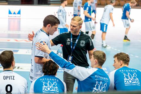 Johannes Wohlrab (r., hier im Gespräch mit Merlin Fuss) wird Cheftrainer bei Handball-Zweitligist TV Hüttenberg. Foto: Jenniver Röczey 