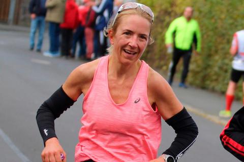 Sophie Cyriax (SC Hinterland) gewinnt bei der Laufveranstaltung in Treis im Halbmarathon die Altersklasse der W40.  Foto: Helmut Serowy 