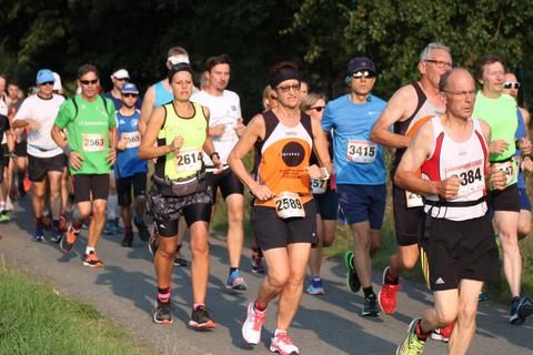 Mehr als 600 Läuferinnen und Läufer erlebten im vergangenen Jahr beim neunten Lahnpark-Lauf in Wetzlar ein großes Event. Auf eine erfolgreiche Fortsetzung hoffen die Organisatoren des Team Naunheim in der Saison 2021. Foto: Helmut Serowy