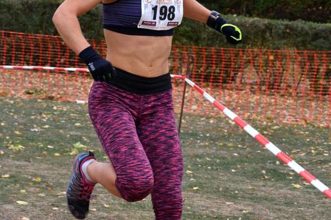 Luftig übers Hindernis: Die Heltersbergerin Natascha Hartel beim Kreuznacher Crosslauf. Foto: Sturm