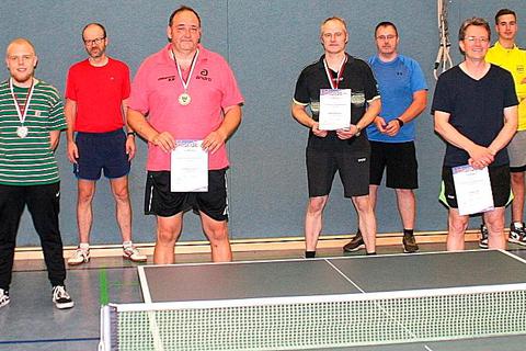 Die dritte Auflage des Tischtennis-VR-Cup-Turniers gewinnt Karlheinz Dietzel (6. von links) vom gastgebenden TV Gedern.  Foto: ös 