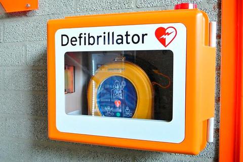 Externe Defibrillatoren wie dieser könnten bald Standard auch auf Sportplätzen werden. Archivfoto: Stadt Taunusstein 