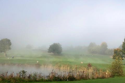 Wo  spielen sie denn? Idylle im Nebel beim letzten Monatsbecher des Jahres des Golfclubs Lauterbach.  Foto: Becker 