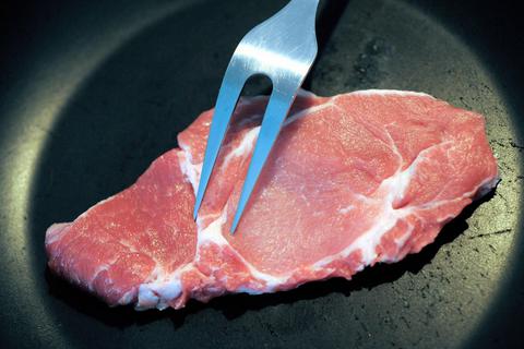 In die Pfanne kommen hauptsächlich Steaks aus konventioneller Tierhaltung, Bio-Fleisch eher selten. Foto: dpa
