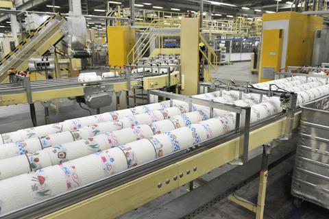 Blick ins Essity-Papierwerk in Mannheim: Hier entstehen jährlich 283 000 Tonnen Toilettenpapier, Taschen- und Haushaltstücher. Archivfoto: Gerold