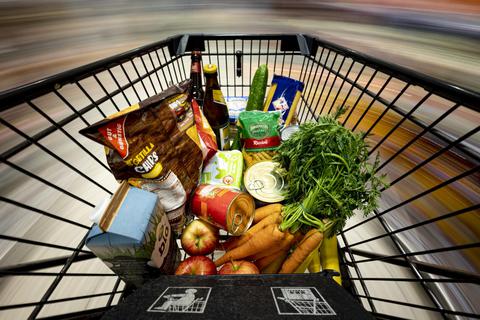 Man sollte niemals hungrig einkaufen gehen, denn dann kauft man viel mehr ein, als man braucht. Archivfoto: dpa