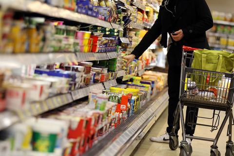 Beim Wocheneinkauf müssen Verbraucherinnen und Verbraucher immer tiefer in die Tasche greifen. © Oliver Berg/dpa