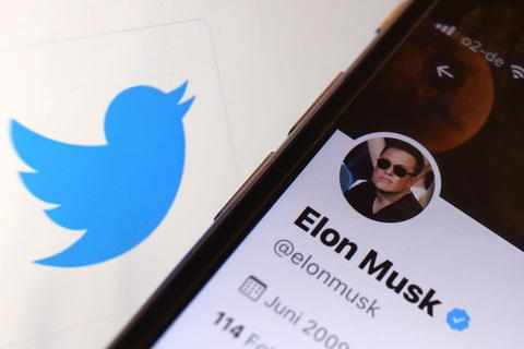 Der Twitter-Account von Elon Musk ist vor dem Logo der Nachrichten-Plattform Twitter zu sehen. Foto: dpa