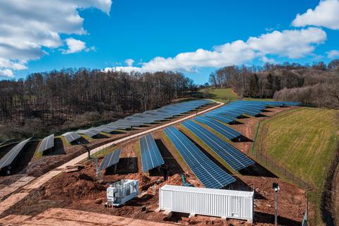 Im hessischen Gumpen errichtet Abo Wind derzeit das dritte Innovationsprojekt bestehend aus Solaranlage und Batteriespeicher.